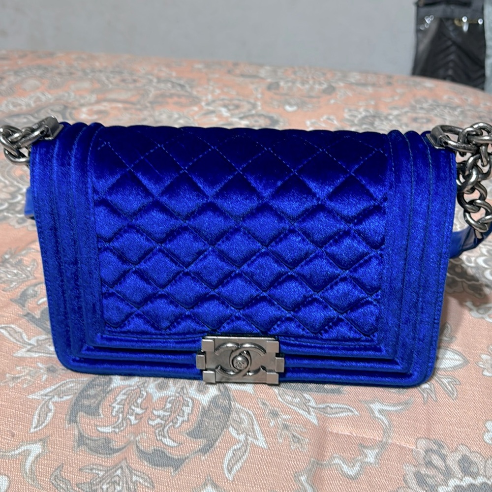 Medium boy flap blue velvet Chanel